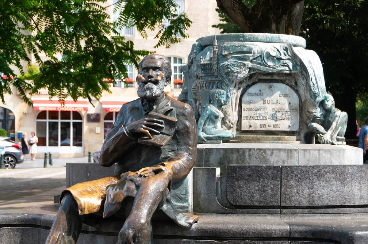 Charles Buls fountain on Place Agora in Brussels, a meeting area for beer and chocolate tours in Brussels