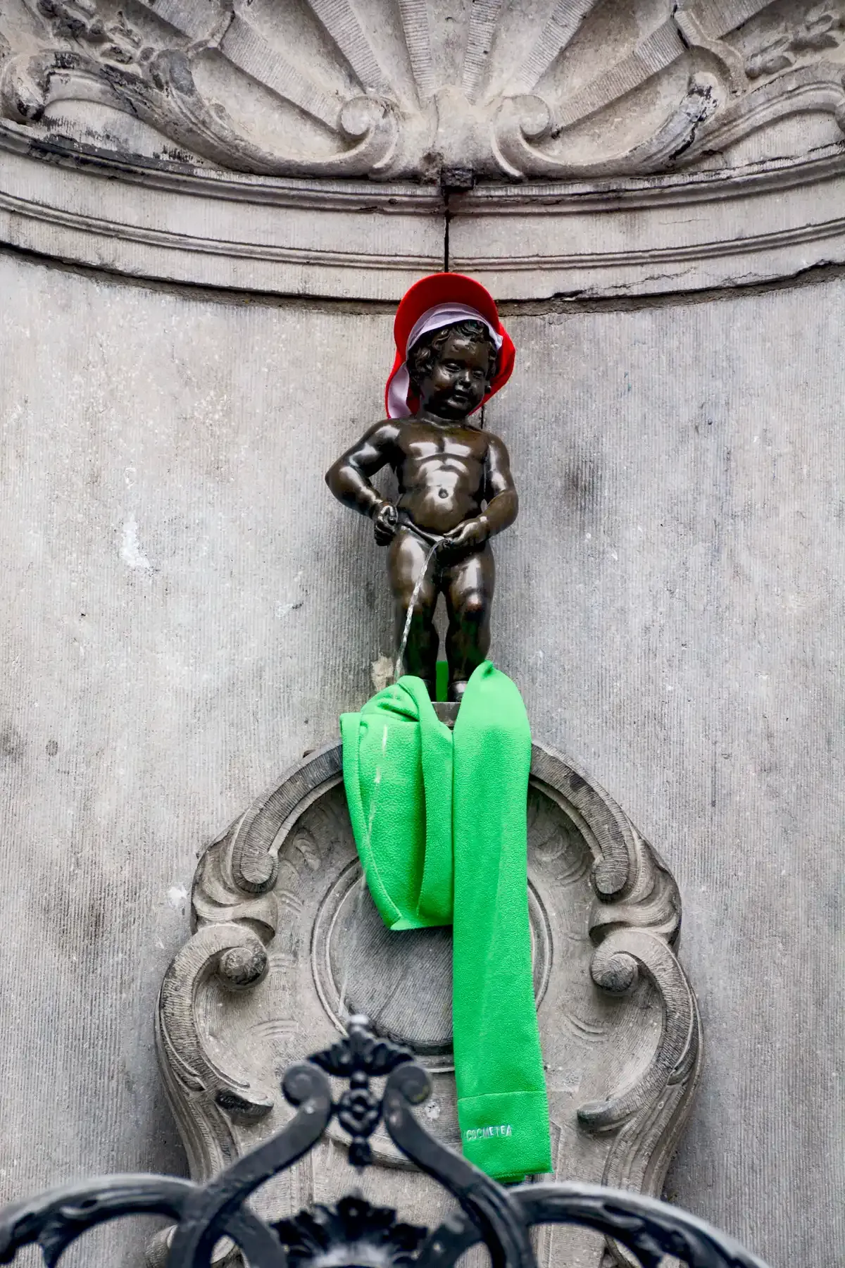 Manneken Pis statue on Rue de l'Etuve, a short walk from the Choco-Story museum on chocolate tours in Brussels
